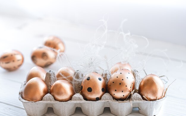 Hermosos huevos de Pascua decorados de color dorado.