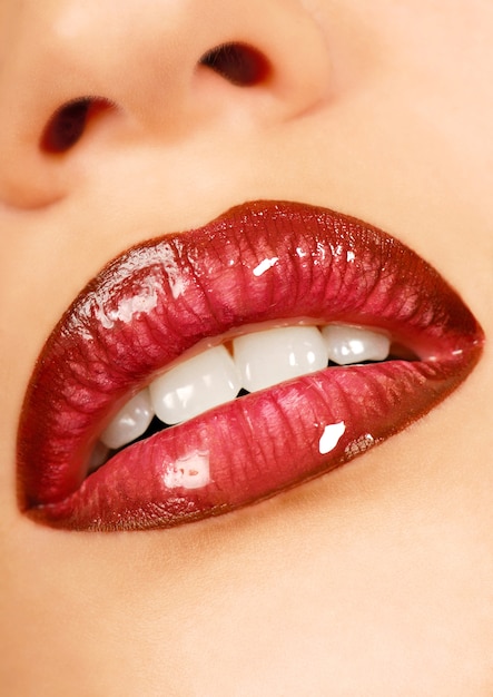 Foto gratuita hermosos labios adolescentes. lápiz labial brillante. cuero sano.