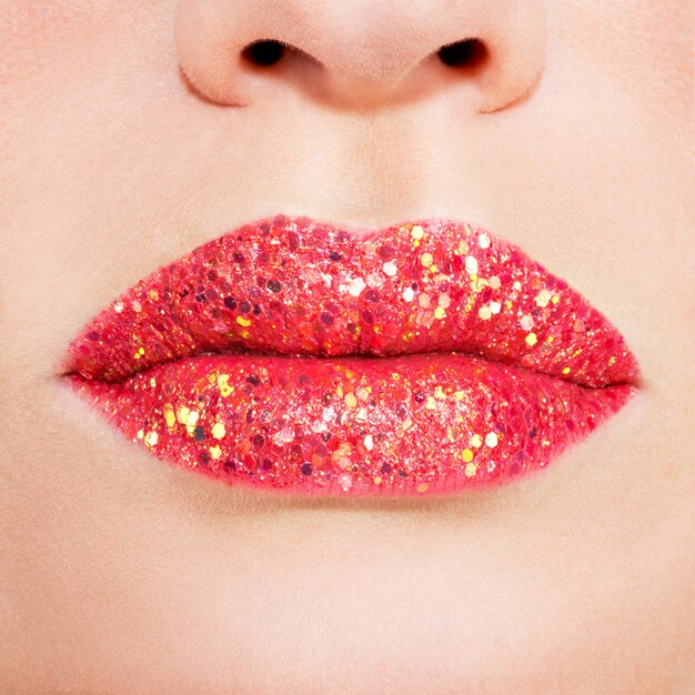 hermosos labios femeninos con lápiz labial rojo brillante