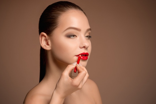 Foto gratuita hermosos labios femeninos con maquillaje y pincel