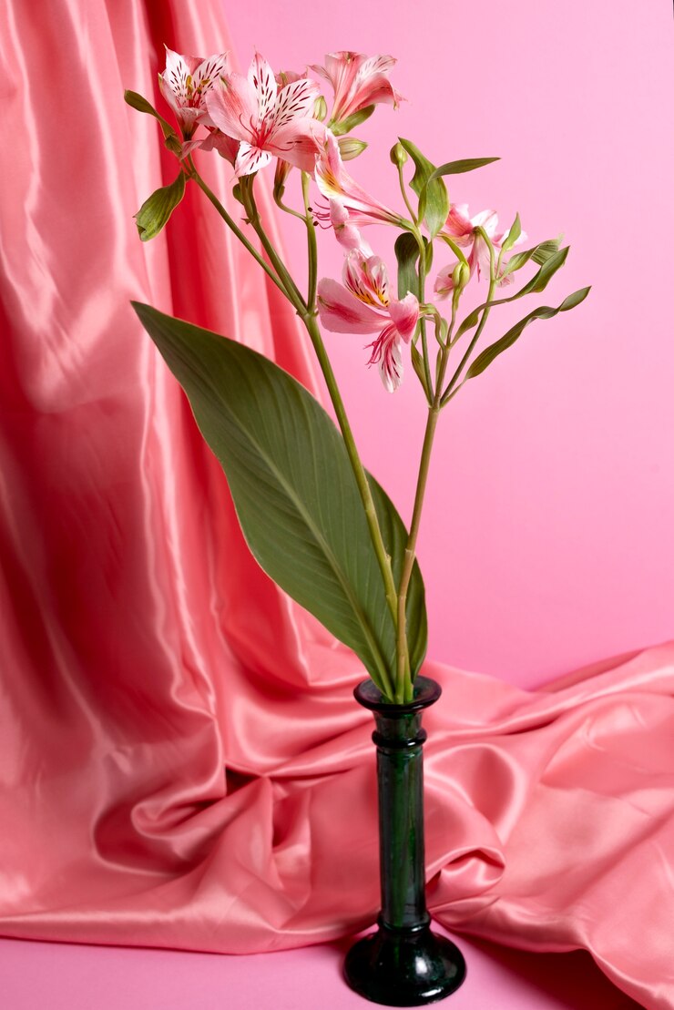 Foto gratuito hermosos lirios con fondo rosa y tela.