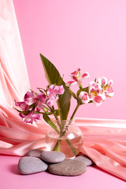 Foto gratuita hermosos lirios con fondo rosa