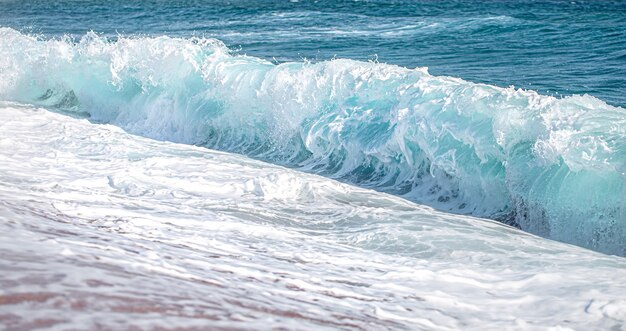 Hermosos mares embravecidos con espuma de mar y olas.