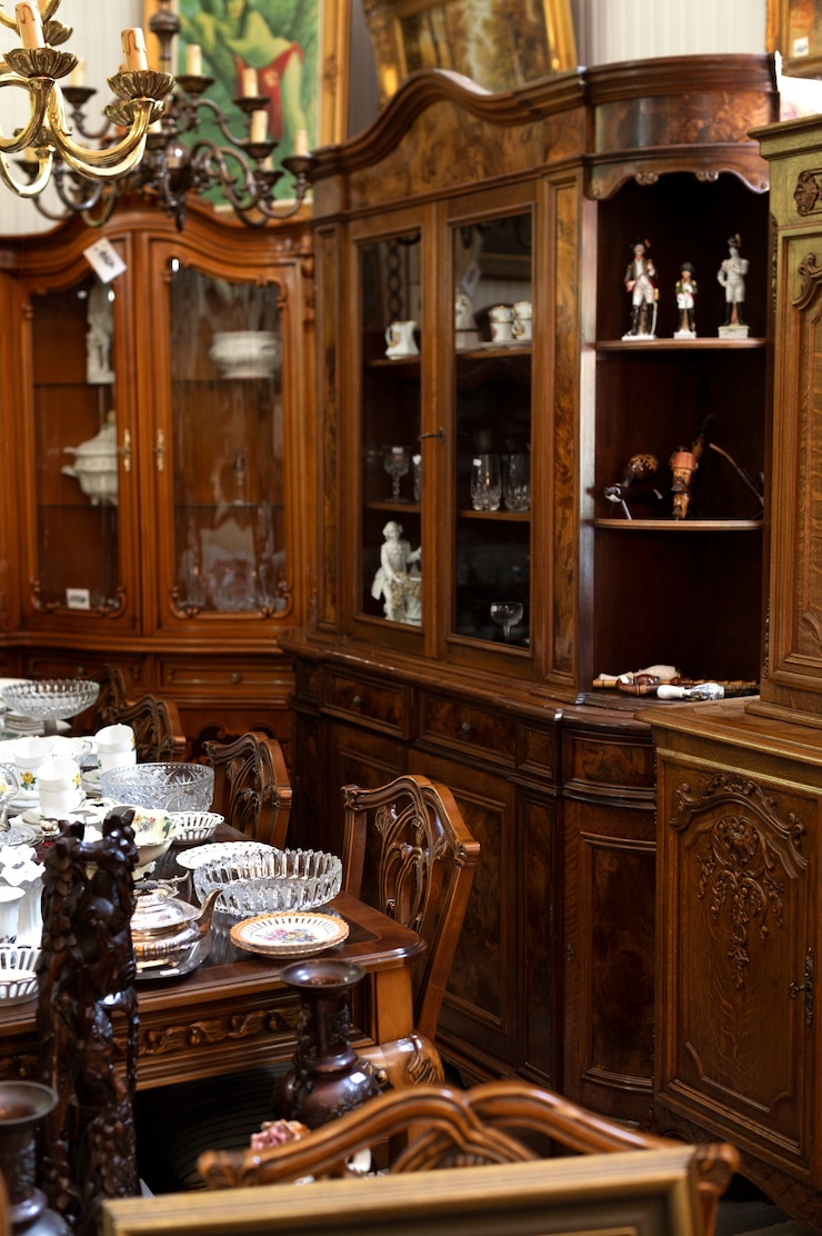 Foto gratuito hermosos muebles antiguos en la tienda de antigüedades