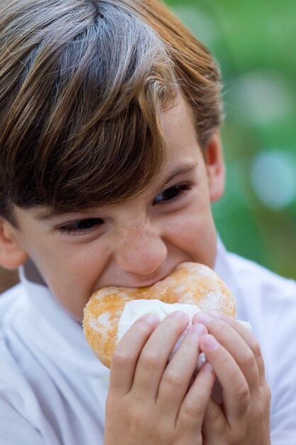 Hermosos niños se divierten en el parque.