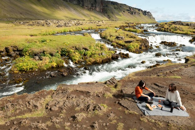 Hermosos paisajes de islandia mientras viaja