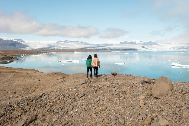 Hermosos paisajes de islandia mientras viaja