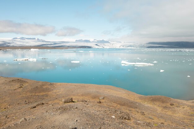 Hermosos paisajes de islandia mientras viaja