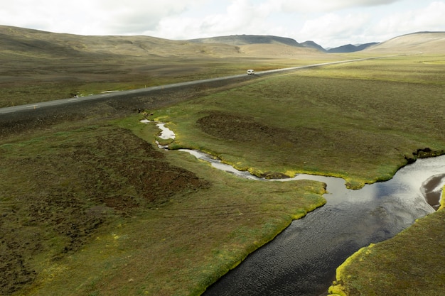 Hermosos paisajes de islandia mientras viaja