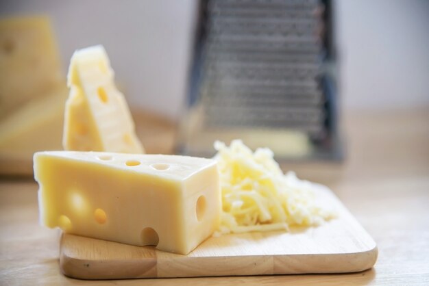 Hermosos quesos en la cocina - concepto de preparación de comida de queso