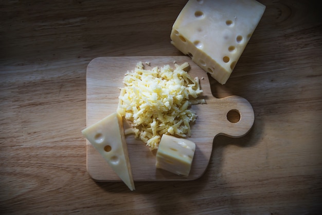 Foto gratuita hermosos quesos en la cocina - concepto de preparación de comida de queso