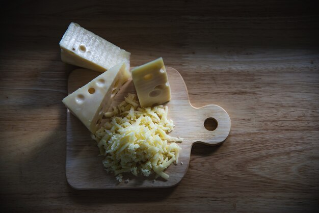 Hermosos quesos en la cocina - concepto de preparación de comida de queso