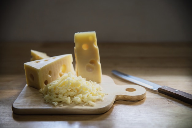 Hermosos quesos en la cocina - concepto de preparación de comida de queso