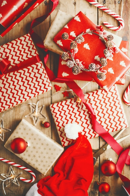 Hermosos regalos navideños en mesa de madera.