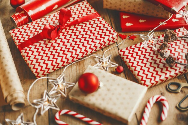 Hermosos regalos navideños en mesa de madera.