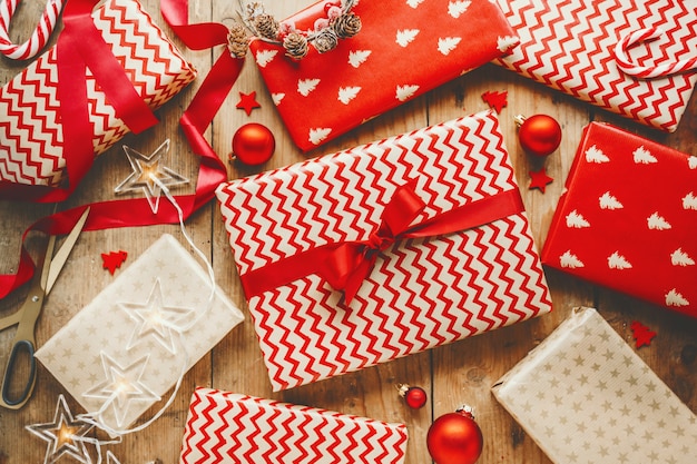 Hermosos regalos navideños en mesa de madera.