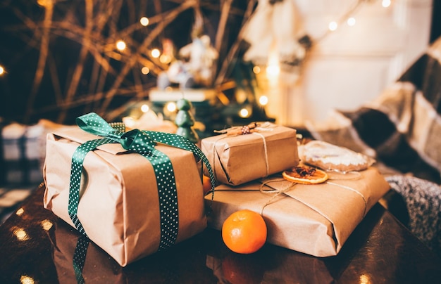 Hermosos regalos temáticos se encuentran en la mesa de madera