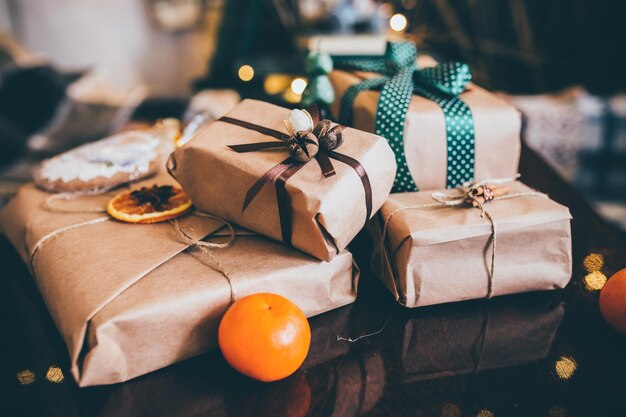 Hermosos regalos temáticos se encuentran en la mesa de madera