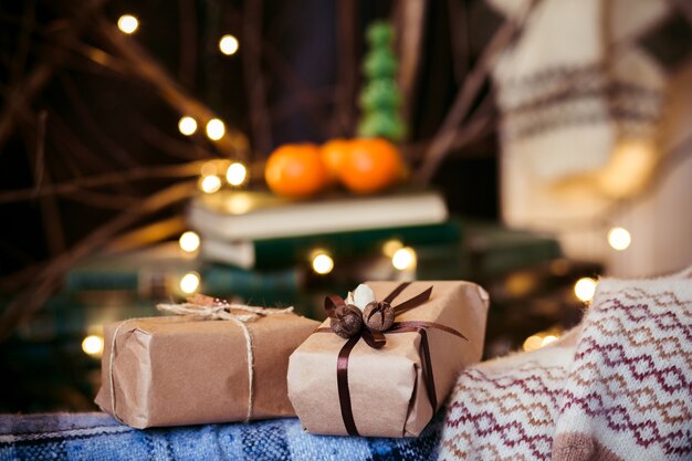 Hermosos regalos temáticos se encuentran en silla vintage