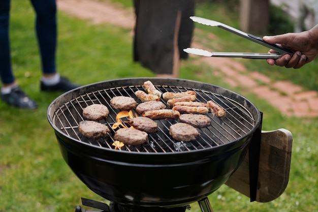 Foto gratuita herramienta de barbacoa de mano de alto ángulo