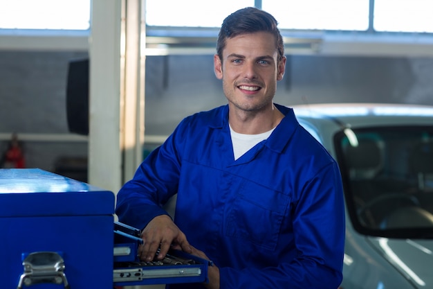 Foto gratuita herramienta de control mecánico en la caja de herramientas