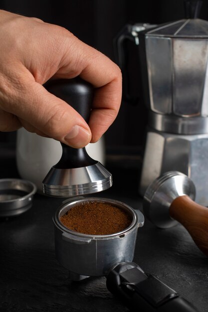 Herramienta utilizada en una máquina de café durante el proceso de elaboración del café.