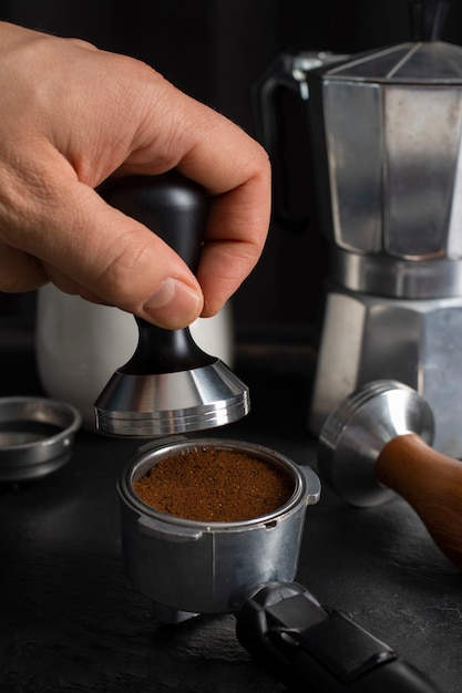 Herramienta utilizada en una máquina de café durante el proceso de elaboración del café.