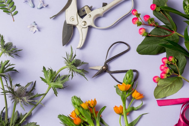 Herramientas y accesorios que los floristas necesitan para hacer un ramo