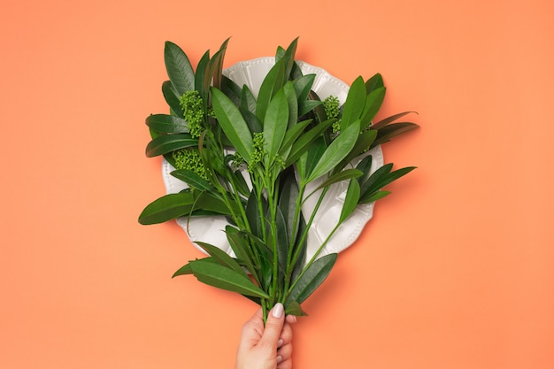 Herramientas y accesorios que los floristas necesitan para hacer un ramo