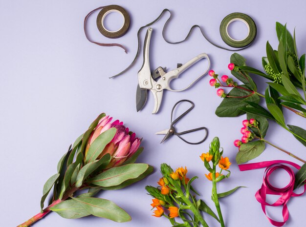 Herramientas y accesorios que los floristas necesitan para hacer un ramo