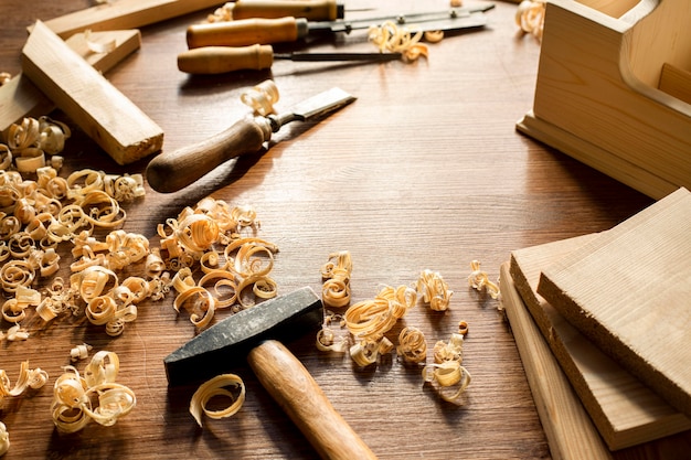 Herramientas y aserrín de madera en el taller