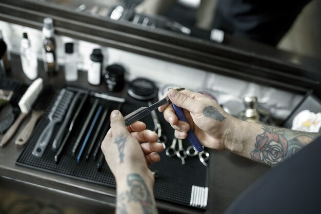 Herramientas para cortar la vista superior de la barbería de barba. Herramientas vintage de peluquería