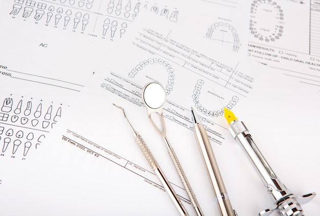 Herramientas dentales y equipos en dentigrama