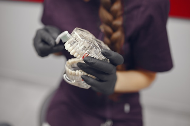 Foto gratuita herramientas dentales en una mano de dentista