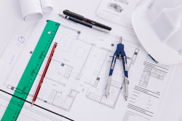 Herramientas de dibujo de primer plano en planos