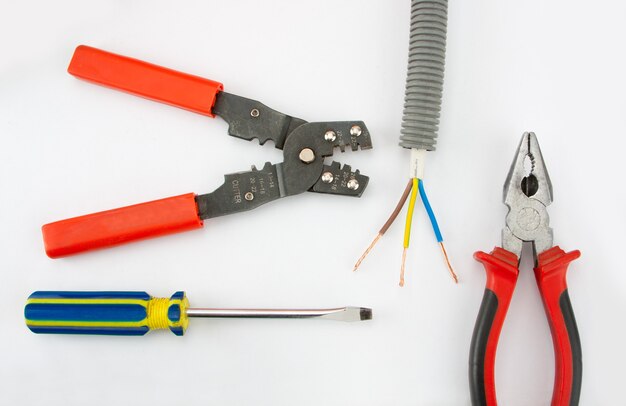 Herramientas de electricista. alicates, cable, cortador y destornillador