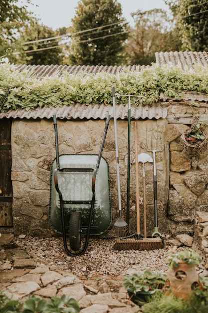 Herramientas de jardinería apoyado en un cobertizo