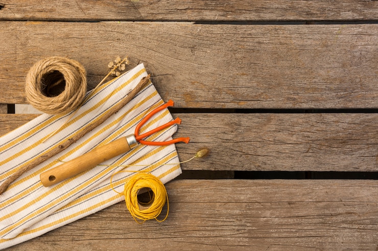 Foto gratuito herramientas de jardinería en una mesa de madera con espacio para copiar