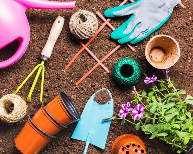 Herramientas de jardinería sobre la tierra vista desde arriba