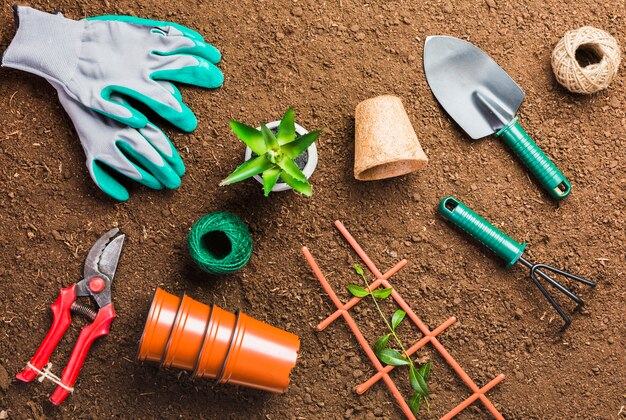 Herramientas de jardinería sobre la tierra visto desde arriba