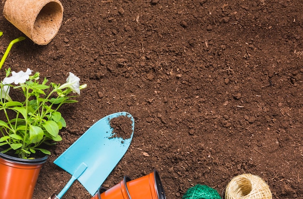 Herramientas de jardinería sobre la tierra visto desde arriba