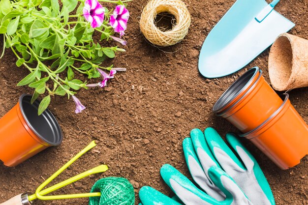 Herramientas de jardinería sobre la tierra visto desde arriba