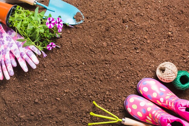 Herramientas de jardinería sobre la tierra visto desde arriba