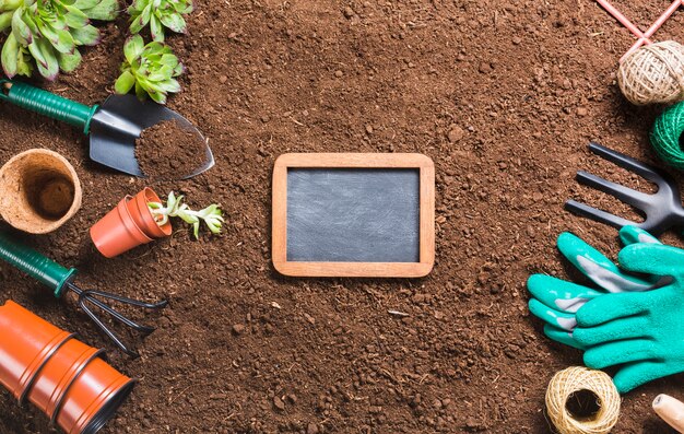 Herramientas de jardinería sobre la tierra visto desde arriba