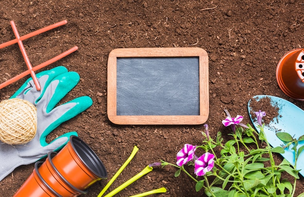 Herramientas de jardinería sobre la tierra visto desde arriba