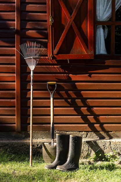 Foto gratuita herramientas de jardinero al lado de la casa