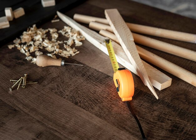 Herramientas de madera de vista superior en el escritorio