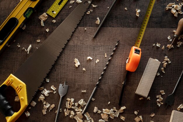 Herramientas de madera de vista superior en el escritorio