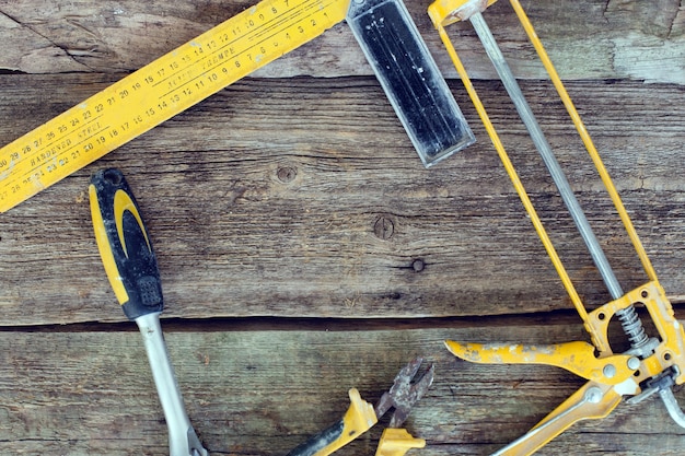 Herramientas en la mesa de madera