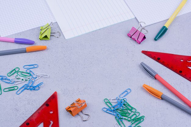 Herramientas de oficina o escuela con papel y lápices.